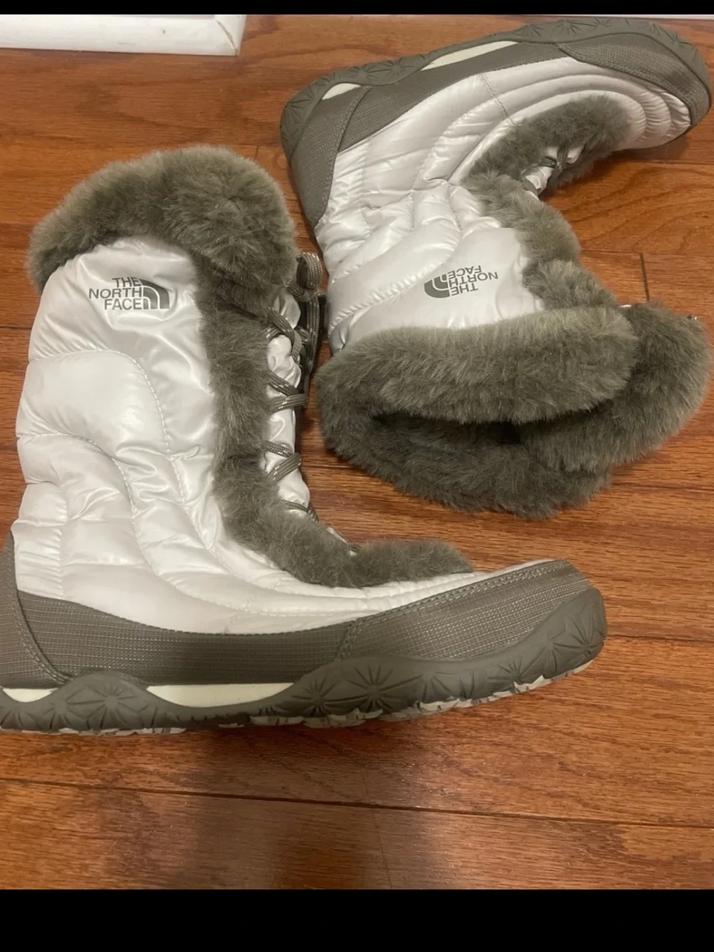 The North Face Icepick Nuptse faux fur Winter Boots Women's Size 8 ivory